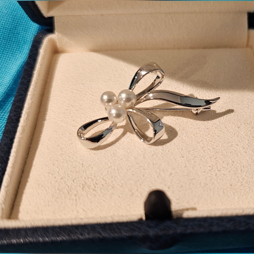 Elegant Mikimoto Silver Pearl Bow Brooch